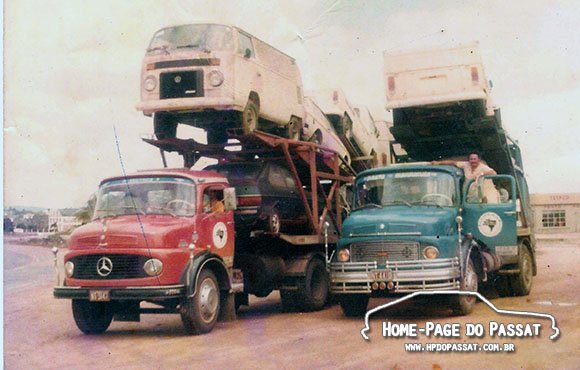 Caminhões cegonha em 1981 ou 1982, transportando veículos VW.